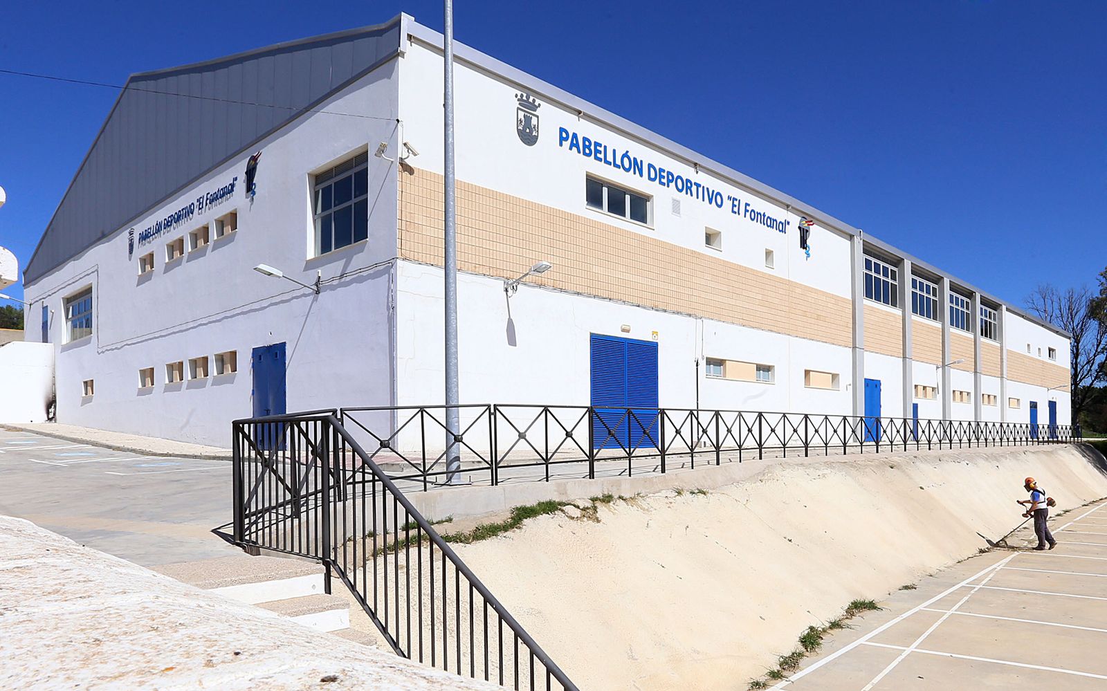 Vista del exterior de las infraestructuras deportivas en las que ya se ha colocado la cartelería y se ultiman los últimos detalles.