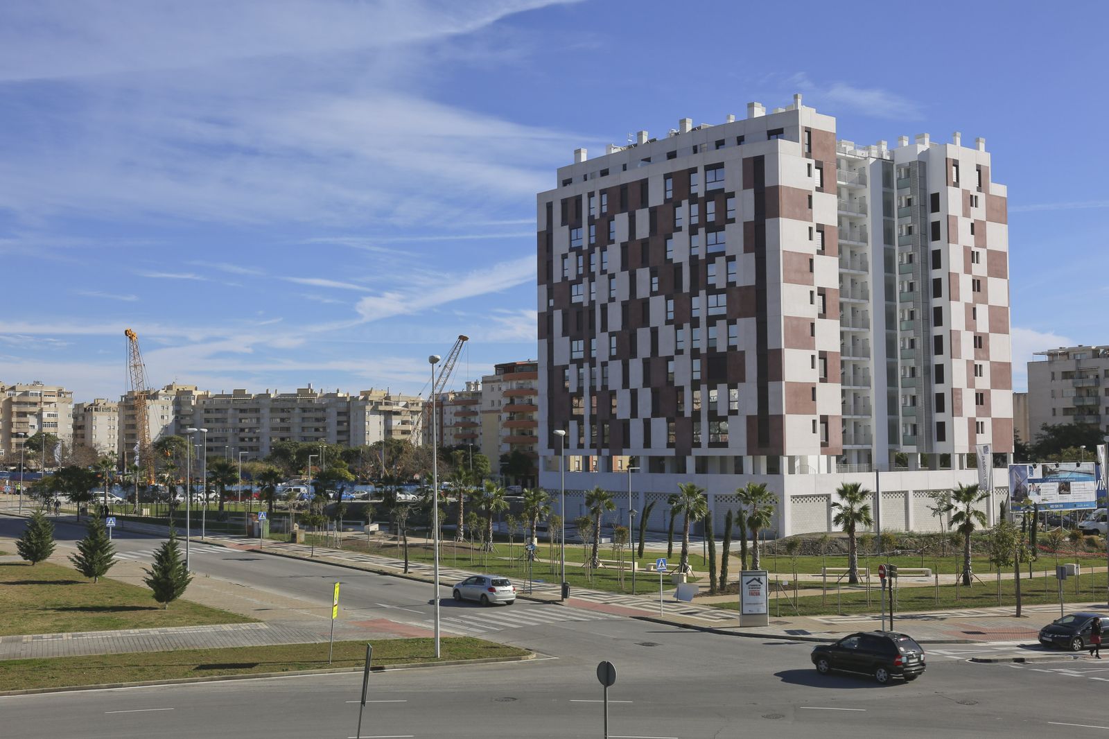 Nuevas edificaciones en una vía de la capital malagueña.