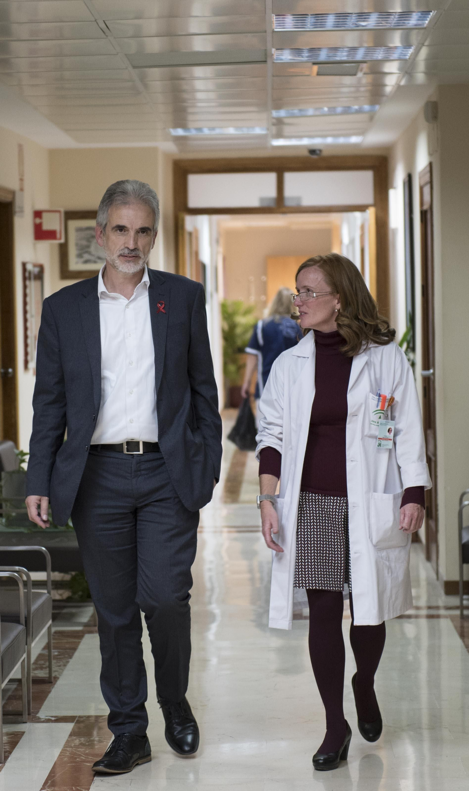 La gerente del complejo hospitalario, Cristina López Espada y el consejero, Aquilino Alonso.