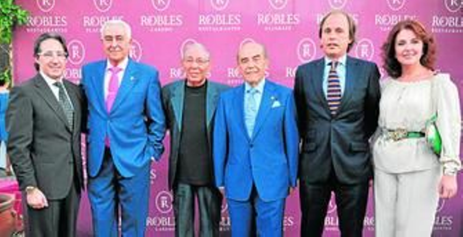 Cristina Hoyos y su esposo, Juan Antonio Jiménez, con el matrimonio Robles.