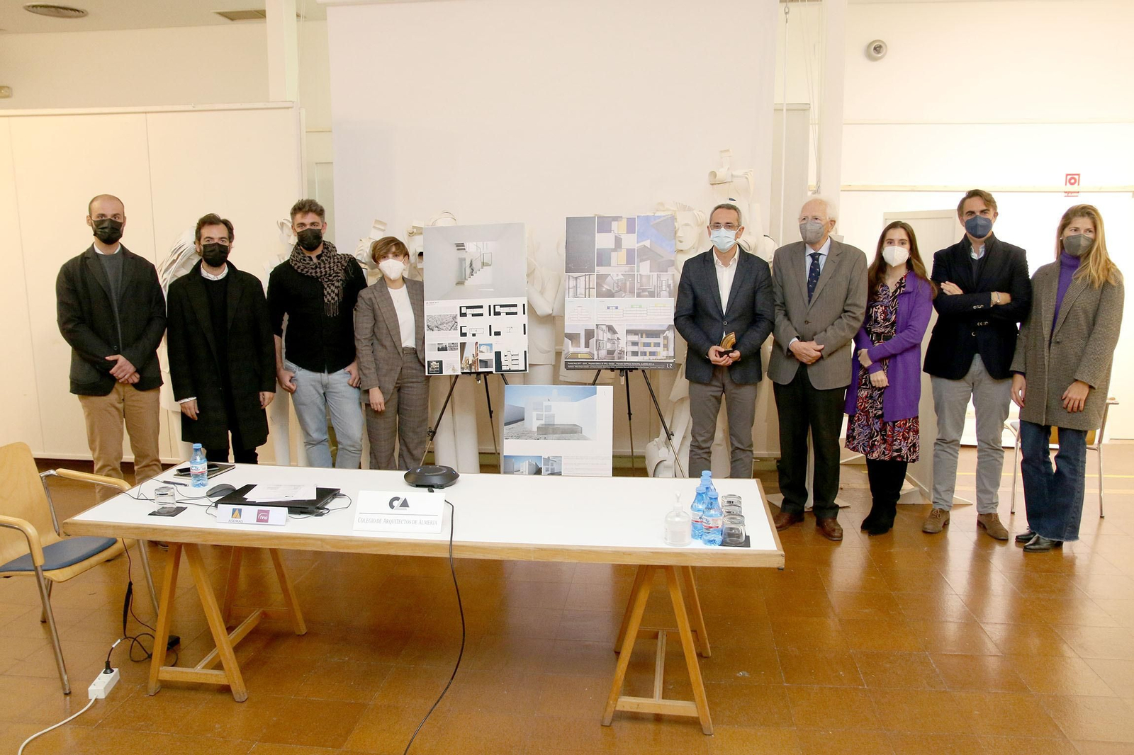El decano del Colegio de Arquitectos con los premiados en esta cuarenta edición de los ARCO