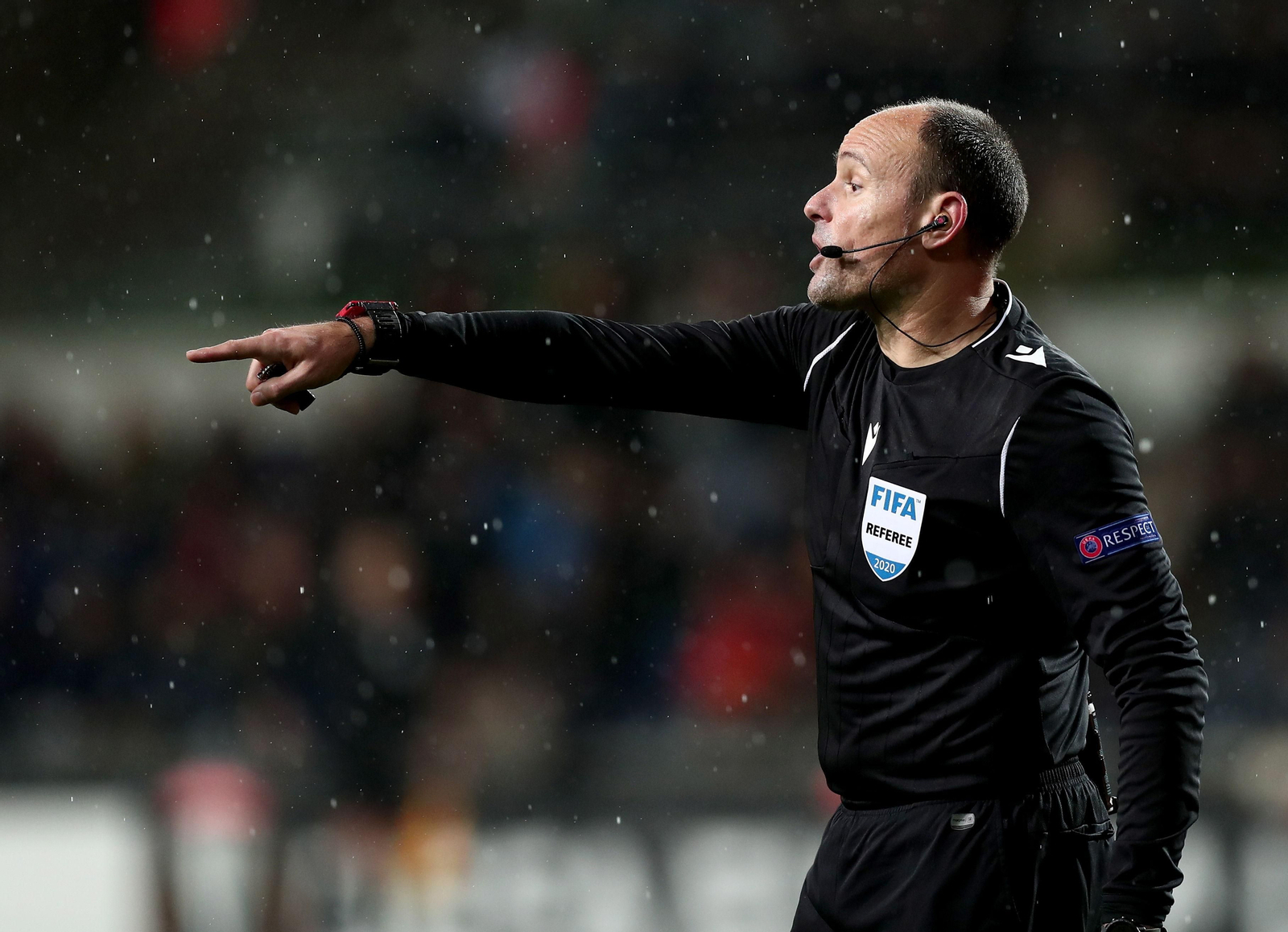 Mateu Lahoz da una indicación en un partido.