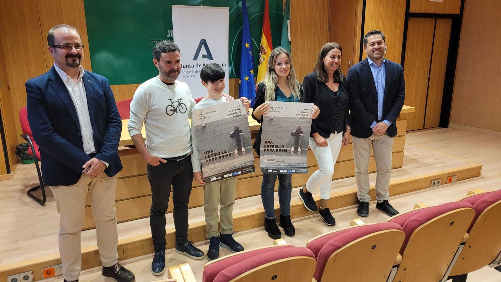 Los jóvenes creadores Pablo Llanes y Laura González en el centro durante la presentación de 'Una estrella para Rossie'.