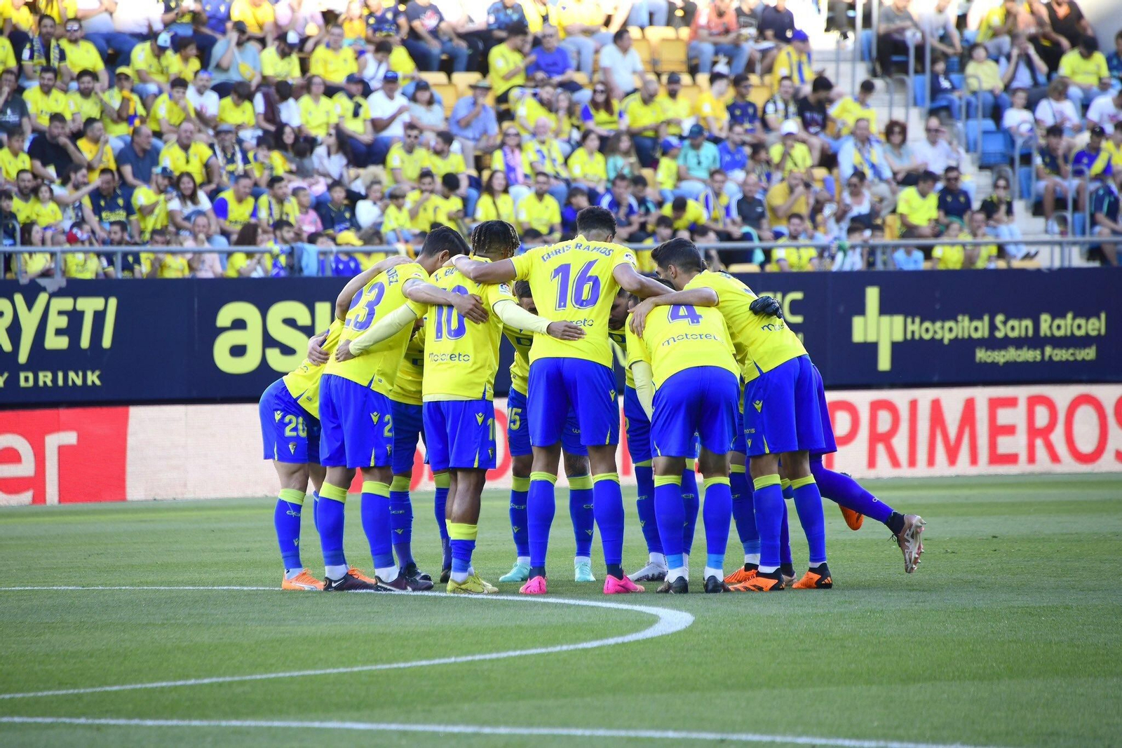 Piña cadista antes del inicio del duelo contra el Osasuna.