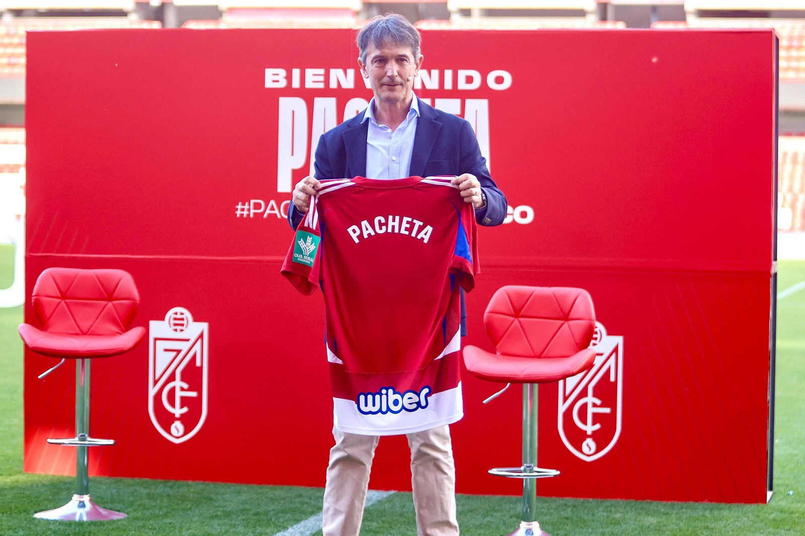 El técnico posa con la nueva camiseta que defenderá