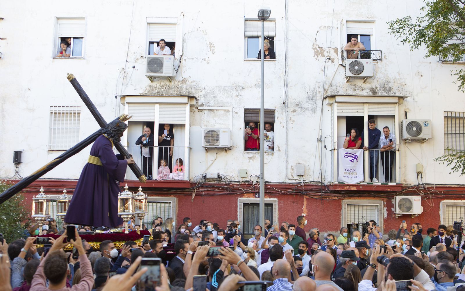 El Gran Poder atraviesa la Plaza del Búho, una de las zonas más deprimidas de Los Pajaritos.