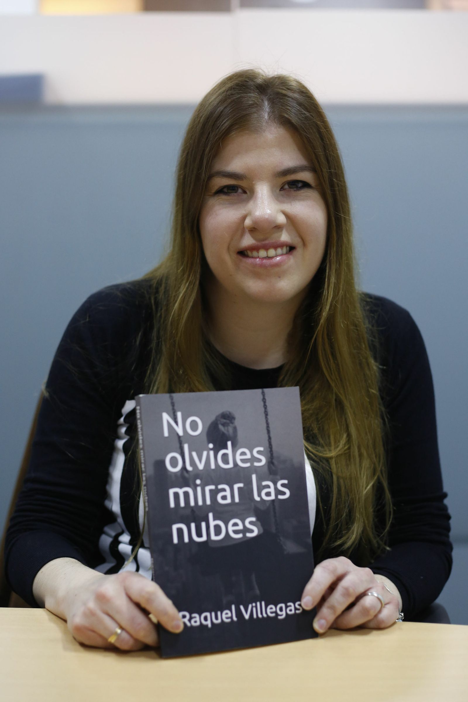 Raquel Villegas, autora de la novela 'No olvides mirar las nubes', en el diario Granada Hoy.