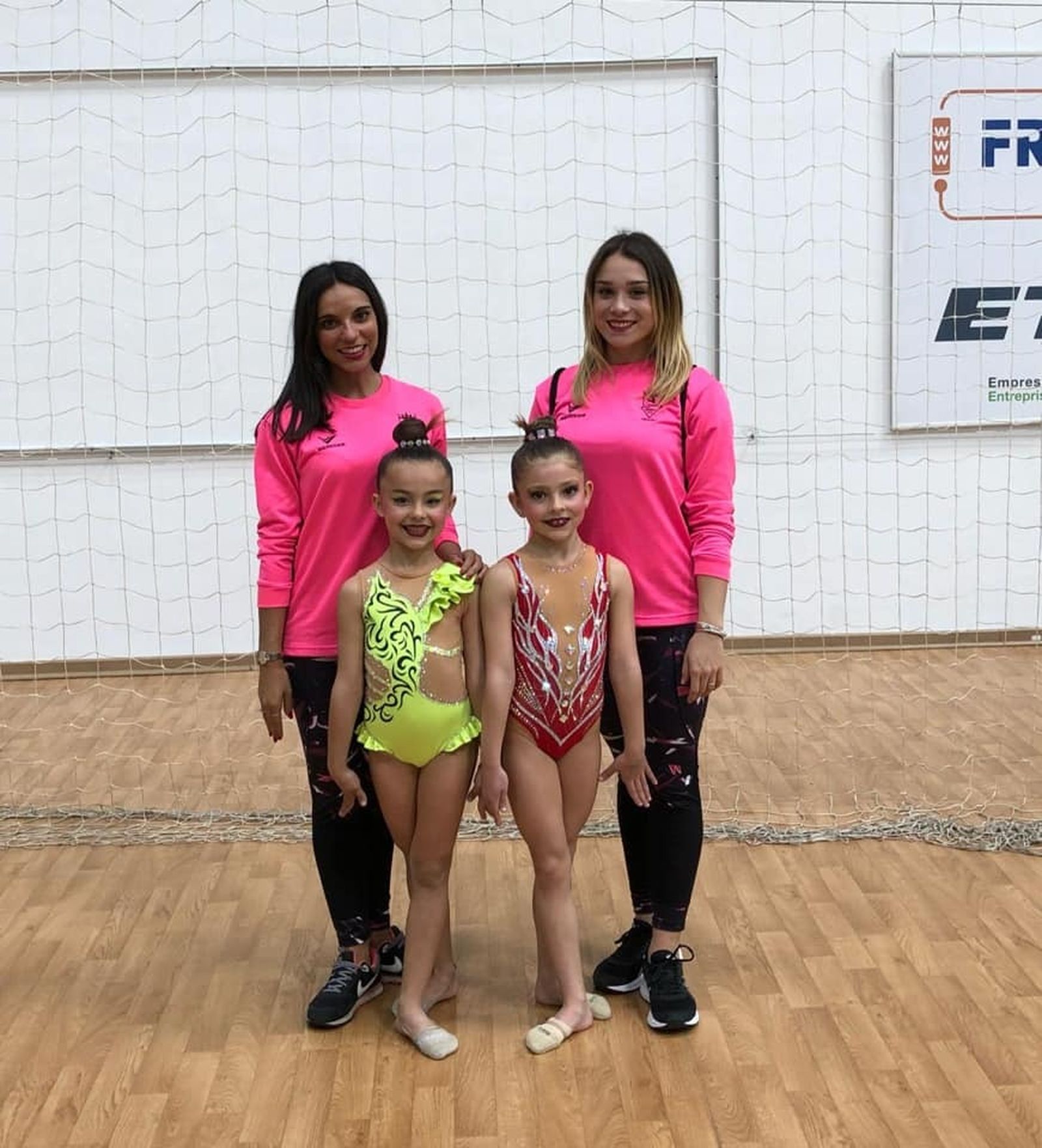 Luna María y Adriana Rubiano, del Séneca, junto a sus entrenadoras.