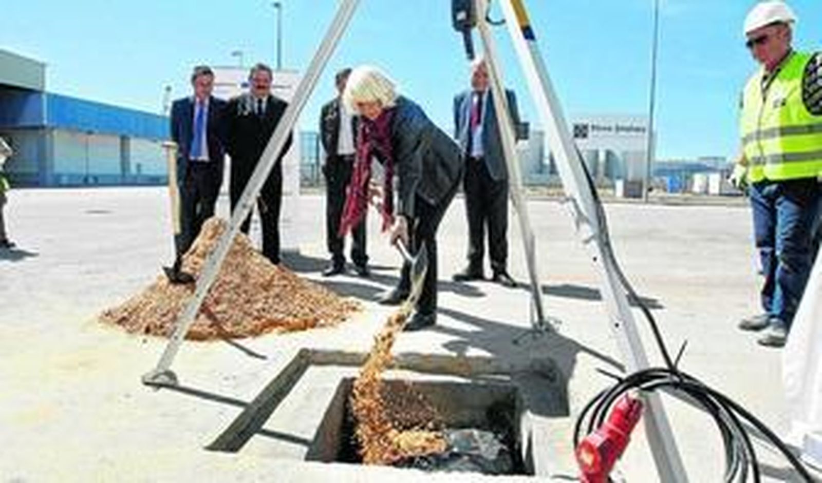 La alcaldesa de Cádiz realizó la primera palada de tierra sobre la caja que contenía ejemplares de la prensa del día y varias monedas.