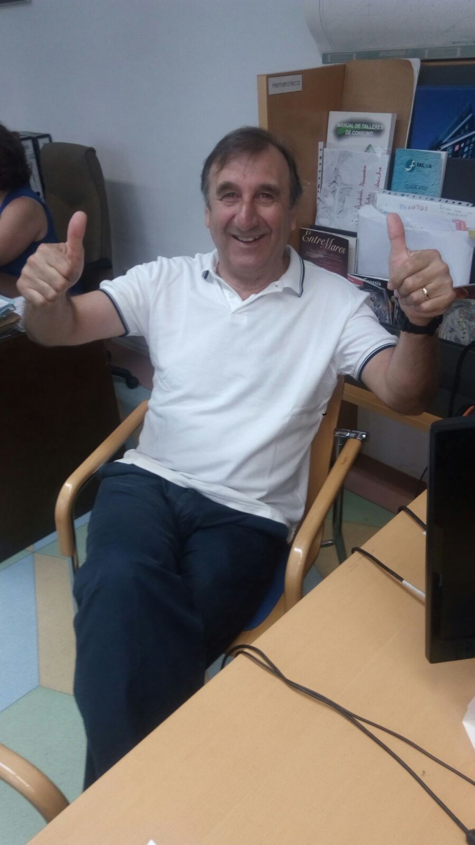 José Antonio Asián saluda a sus compañeros de trabajo, ayer en un ambiente distendido.