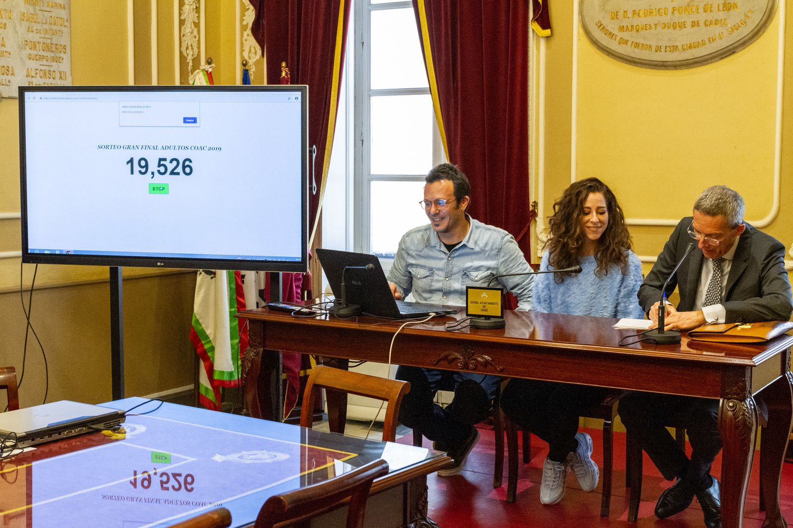 Momento del sorteo celebrado en el Ayuntamiento.