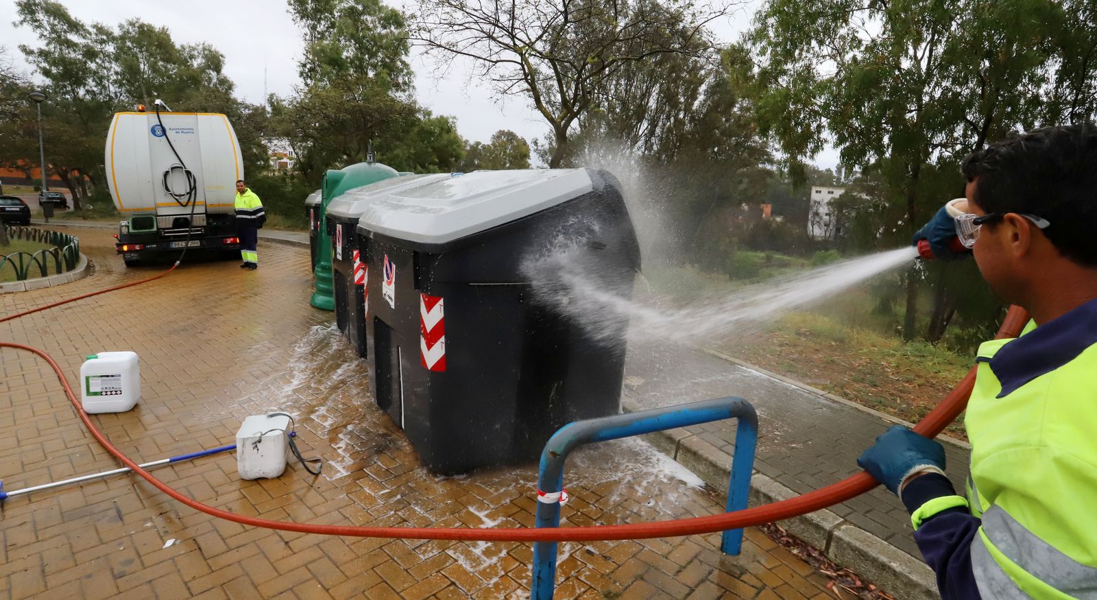 Imágenes del servicio especial de limpieza del Ayuntamiento de Huelva