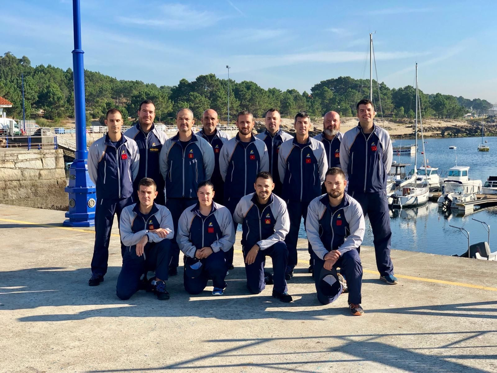 Una joven se refresca con agua junto a la Torre del Oro.