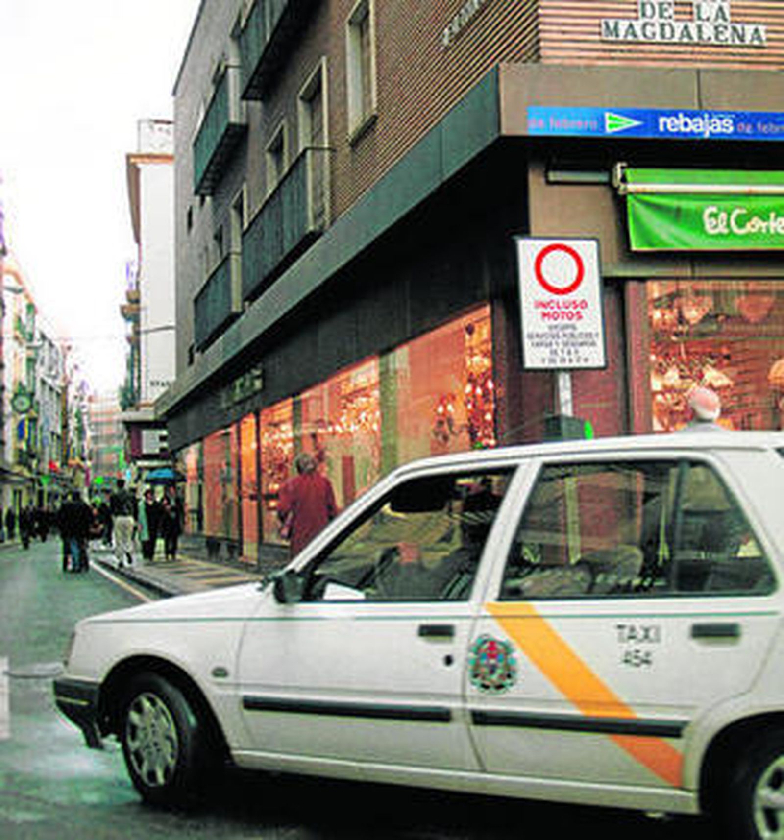 Dos imágenes para la Historia... Un autobús urbano  (de los naranjas) entrando en O'Donnell y el bolardo electrónico que se probó sin éxito para restringir el paso en la calle son algunas de las imágenes que quedan ya para la Historia de esta ciudad. Corresponden a 2001, cuatro años antes de cumplirse la peatonalización definitiva.