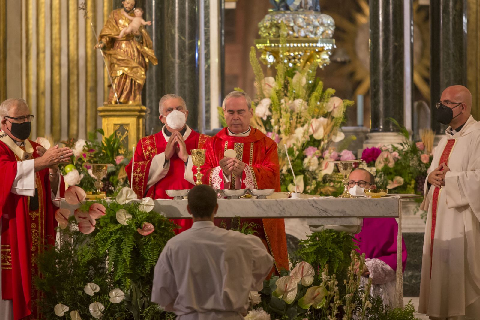 El obispo Jesús Catalá durante el instante de la consagración.