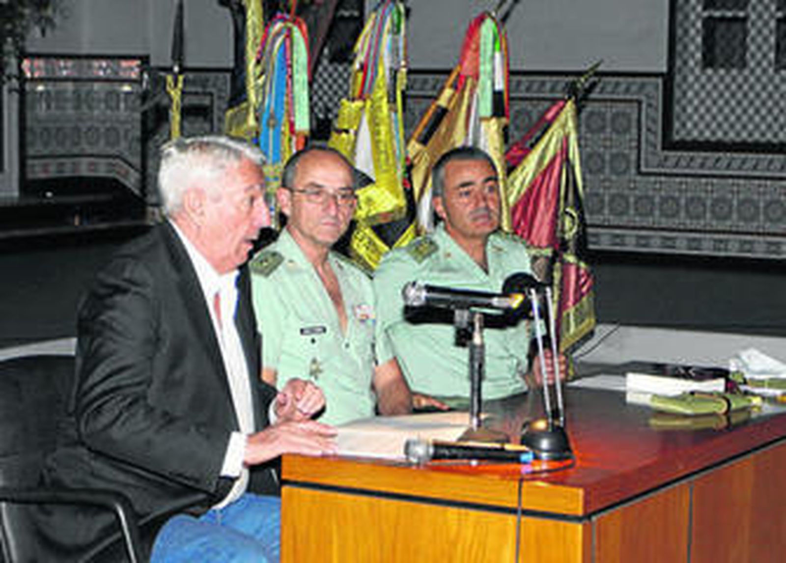 El capitán Miguel Rives, general Martín Cabrero y coronel Esteban, que realizó la presentación del autor.