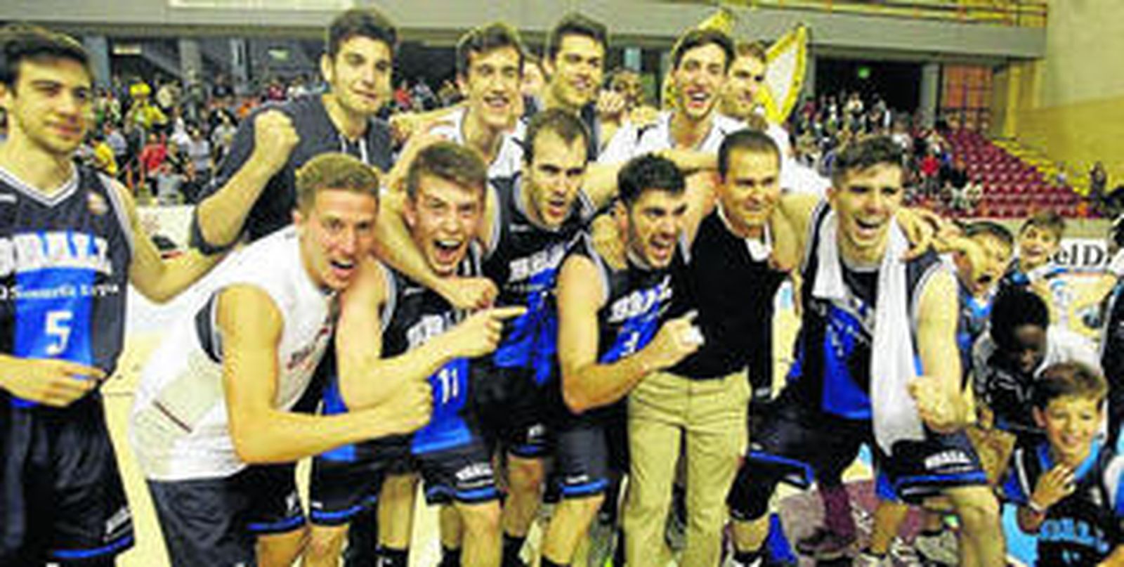 Rafa Sanz y sus jugadores celebran el pase a la fase final en Vista Alegre.