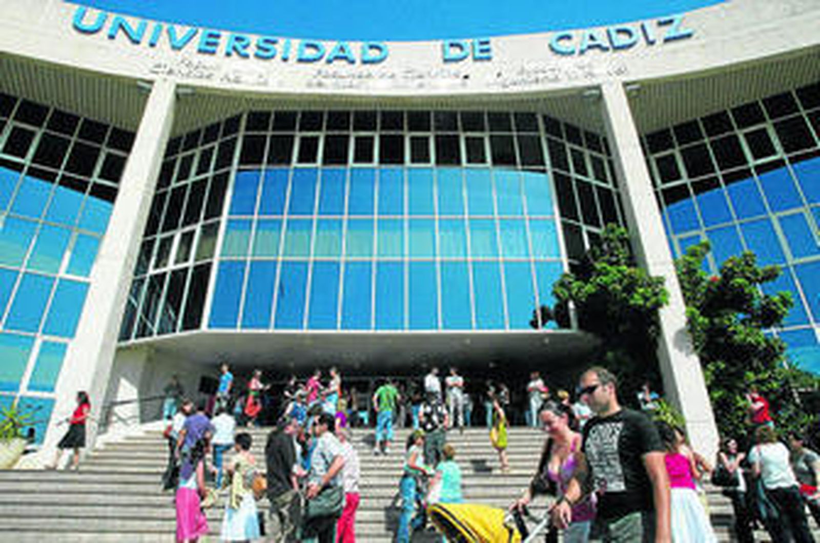 Fachada principal del edificio del Casem en el campus universitario de Puerto Real.
