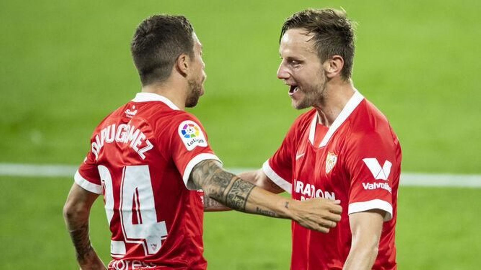 Rakitic, el más joven de los tres, felicita al Papu tras el definitivo 3-4 en Vigo.