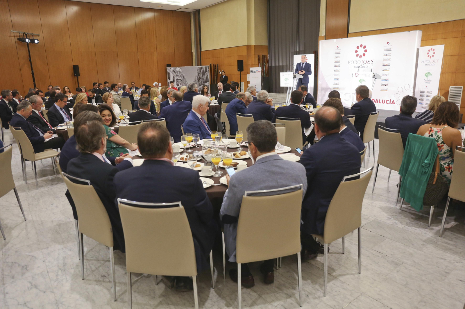 Las imágenes del Foro Joly con Elías Bendodo