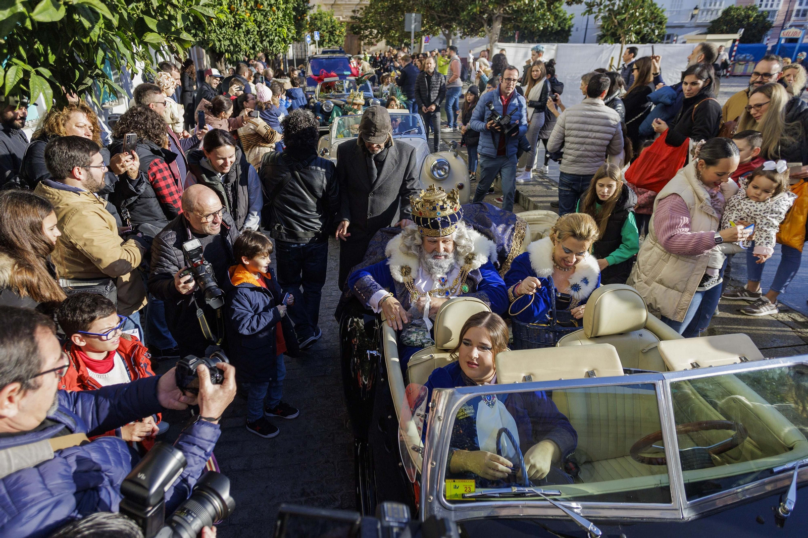 Imágenes de los Reyes Magos recorriendo Cádiz el 5 de enero: visitas al hospital, la residencia Fragela, la Fundación Casjasol y la Guardia Civil