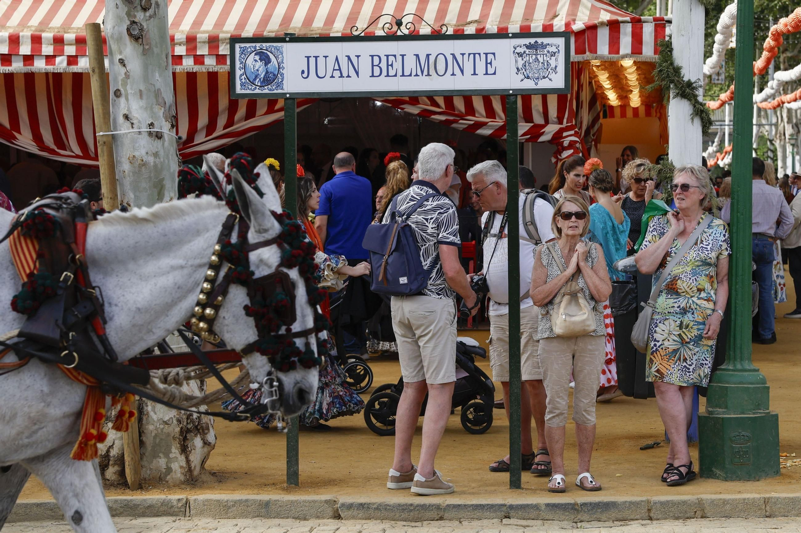 Varios turistas en la Feria de Abril en Sevilla