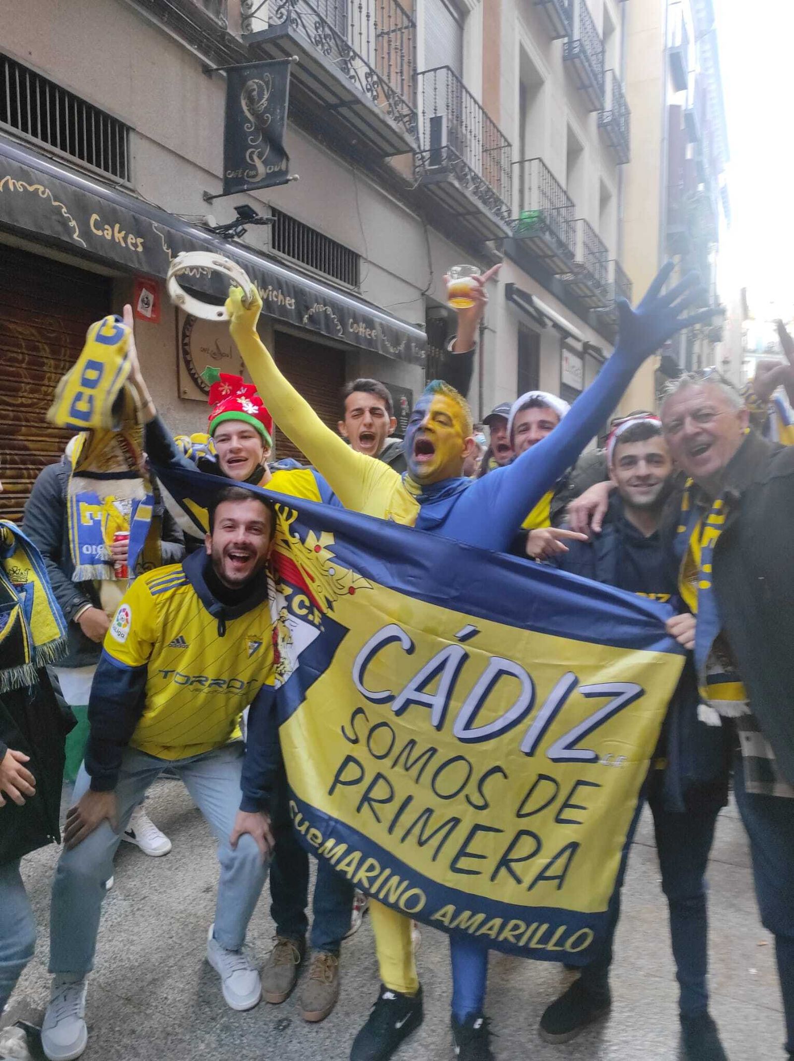 Aficionados del Cádiz el domingo en el centro de Madrid.