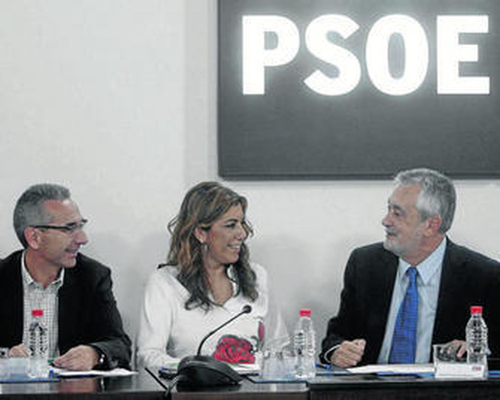 Griñán, ayer con la secretaria de Organización del PSOE-A, Susana Díaz, y el de Comunicación, Miguel Ángel Vázquez.
