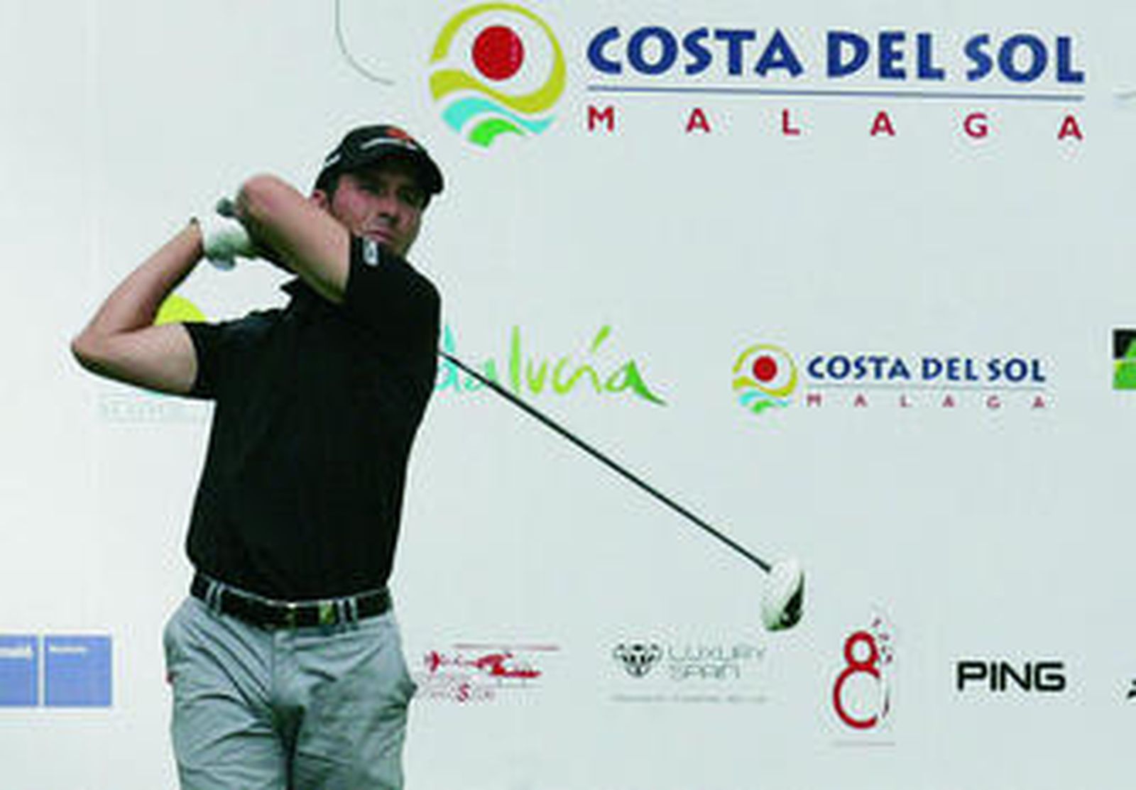 El canadiense Mike Weir practicando en el campo de golf.