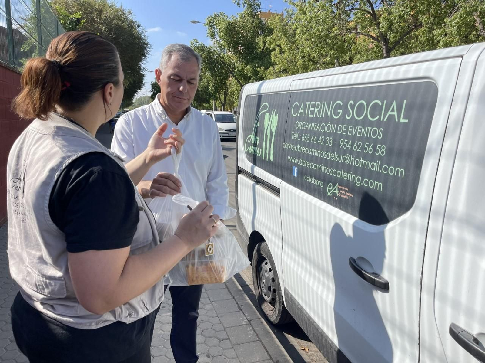 José Luis Sanz conversa con la trabajadora de un catering social.