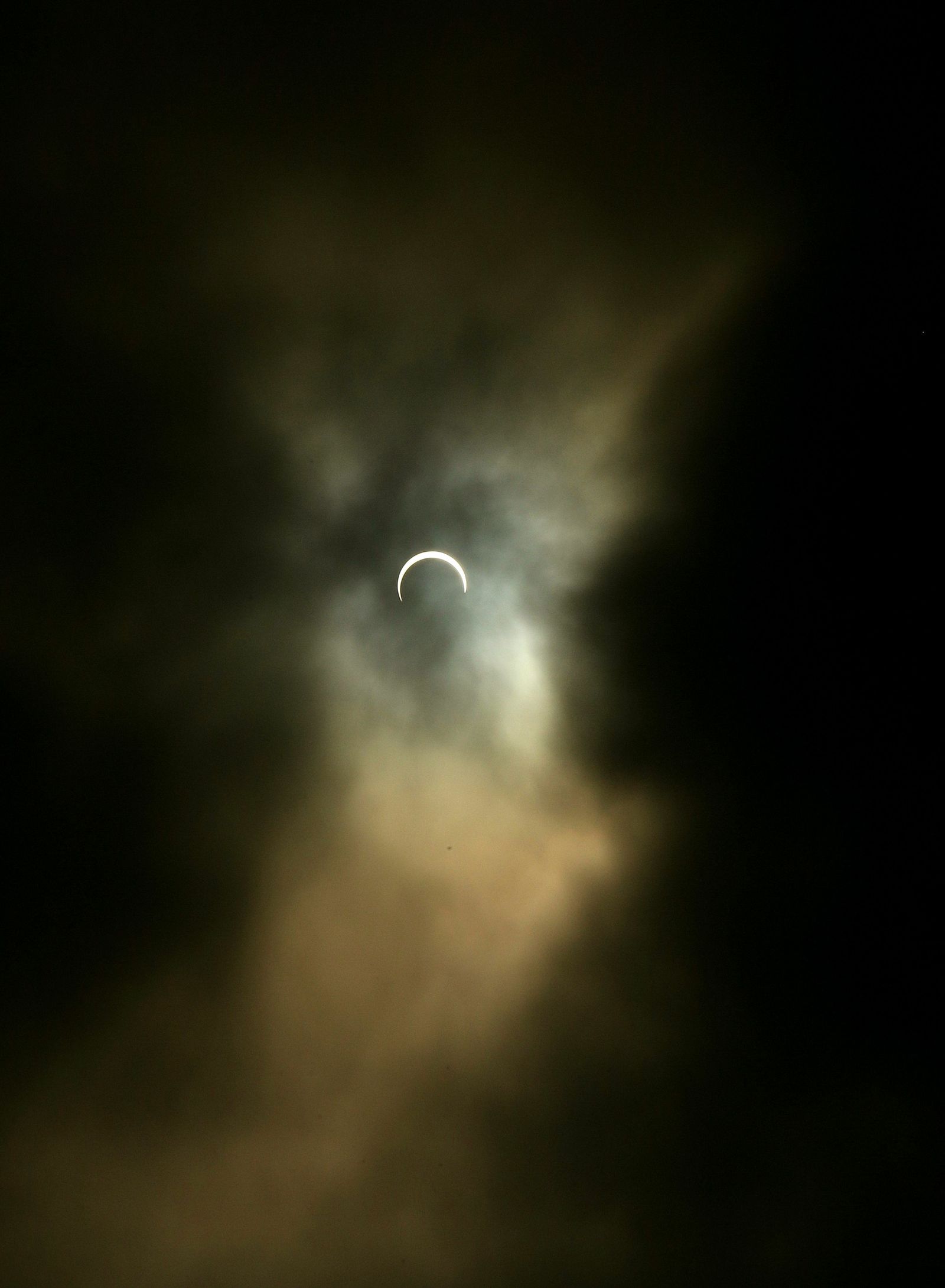 Las imágenes del último eclipse solar de la década