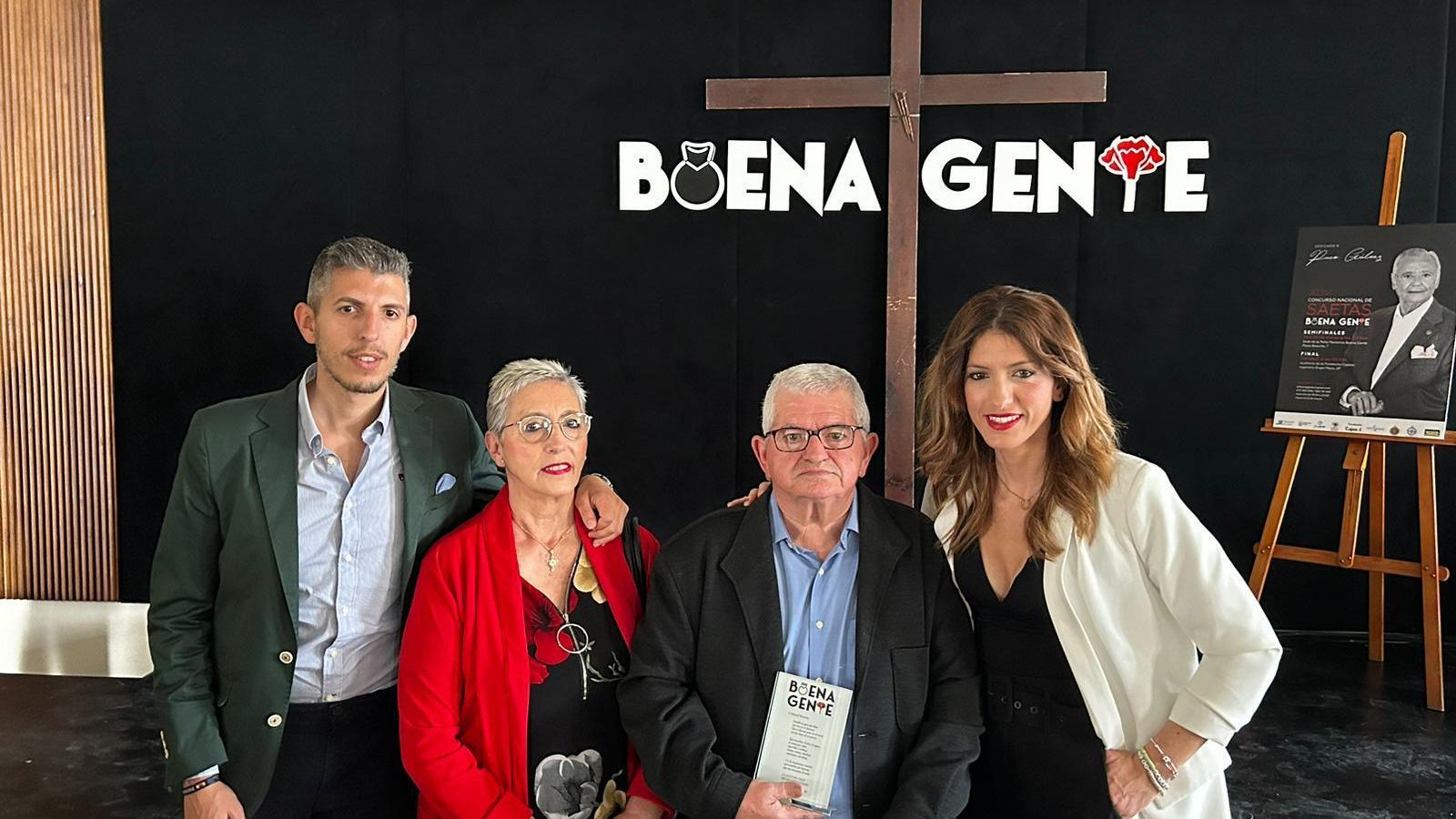 Manuel Montoro, con su mujer e hijos al concluir el acto de homenaje.