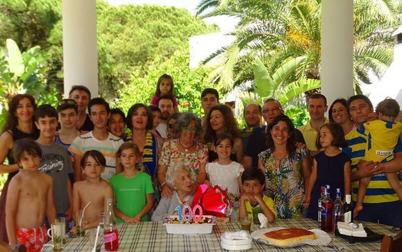 La centenaria Eladia Sánchez Montes, rodeada de todos sus familiares que acudieron a la celebración de sus cien años de vida en la urbanización de  Roche. Entre ellos se encontraban sus hijos, sus siete nietos y catorce bisniestos.  Foto: Ignacio Casas de Ciria