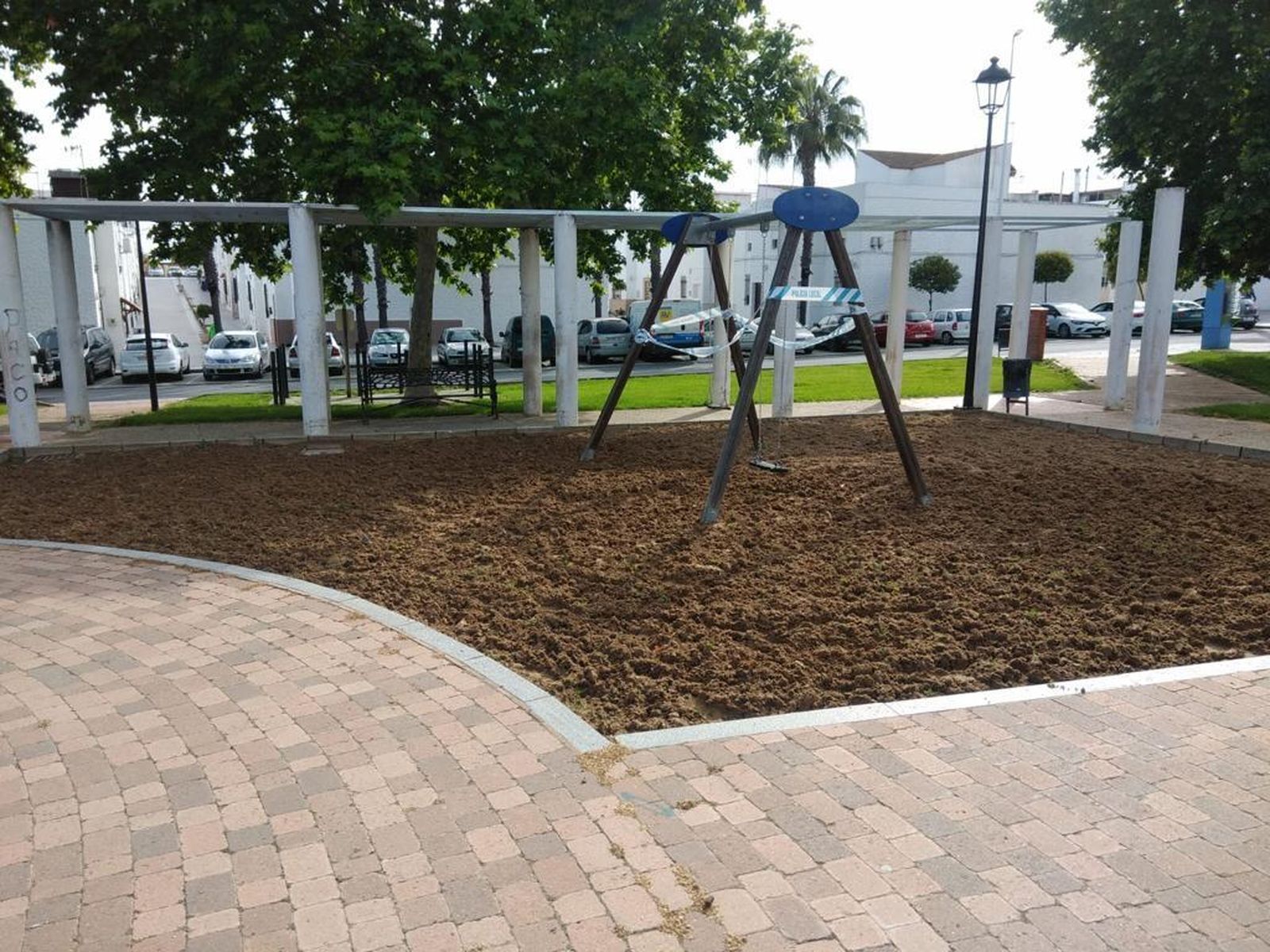 Zona de columpios de una de las plazas del municipio aljaraqueño.