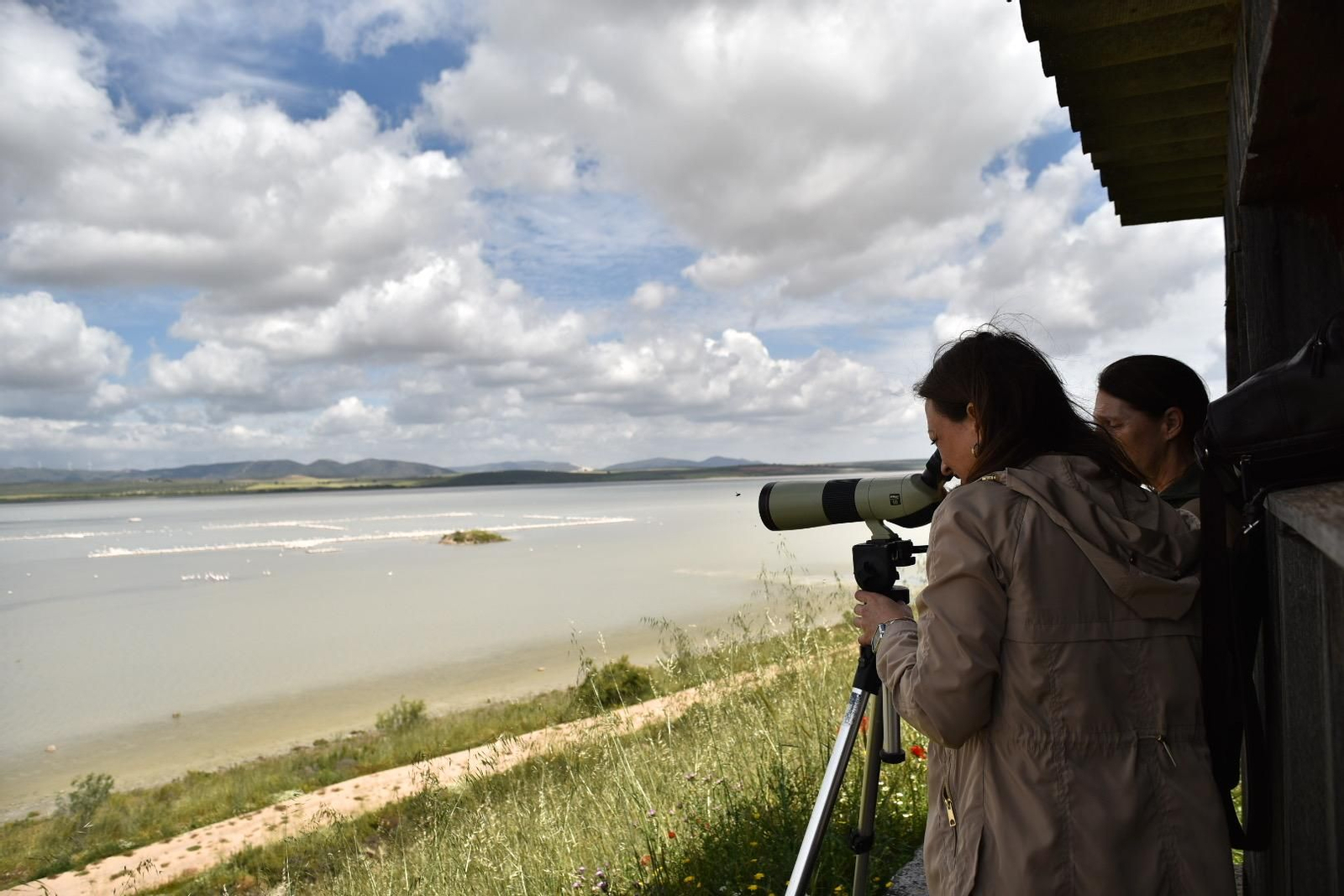 Patricia Navarro durante la visita a la Laguna de Fuente de Piedra.