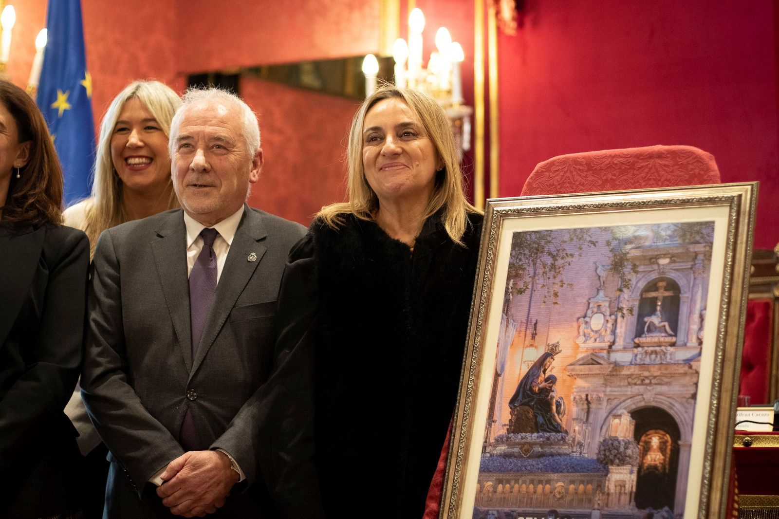 La alcaldesa, junto al creador del cartel de la Semana Santa de Granada