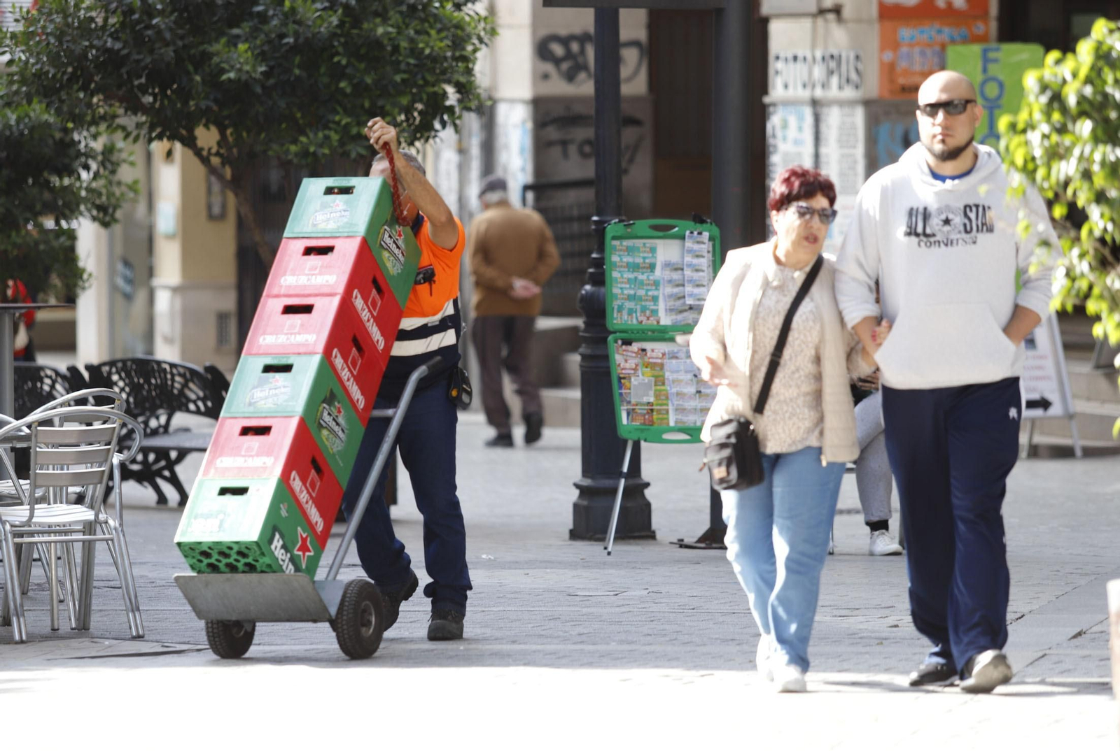 Ambiente en el centro de la capital onubense.