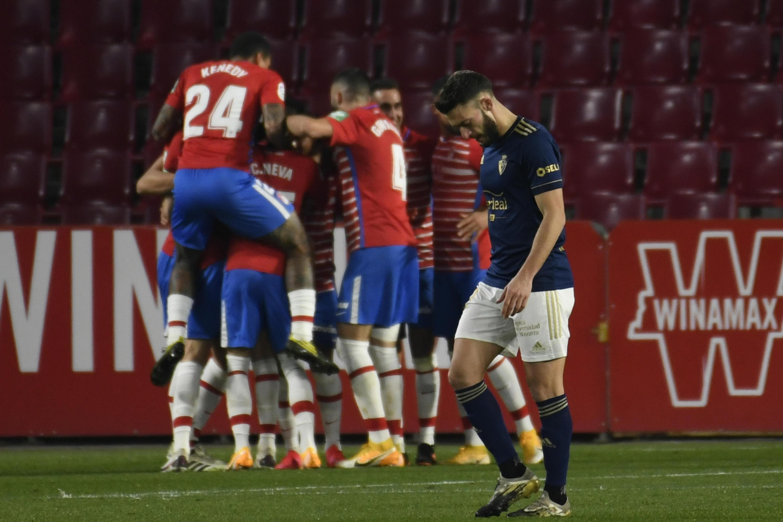 Los jugadores del Granada celebran el tanto inicial de Luis Suárez.