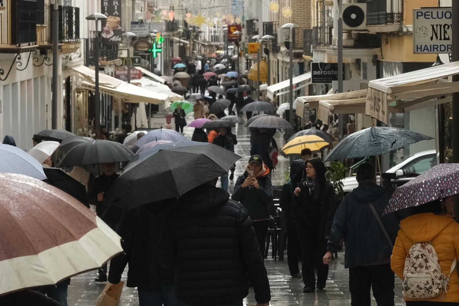 Los paraguas forman parte del paisaje de Ronda durante el paso de la borrasca Emilia.