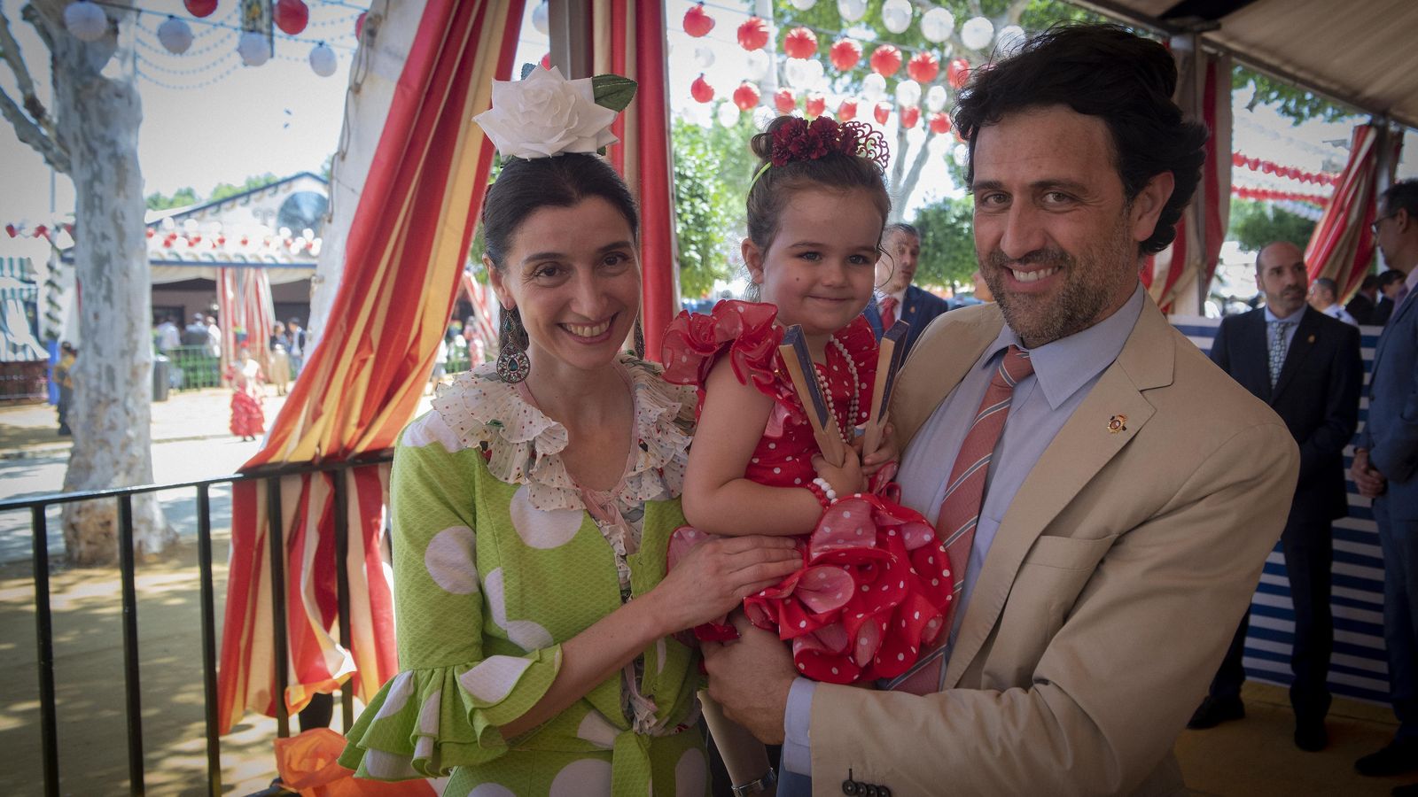 La ministra de Justicia, Pilar Llop, con su marido Javier y su hija Soledad, en la caseta de la Policía Nacional.