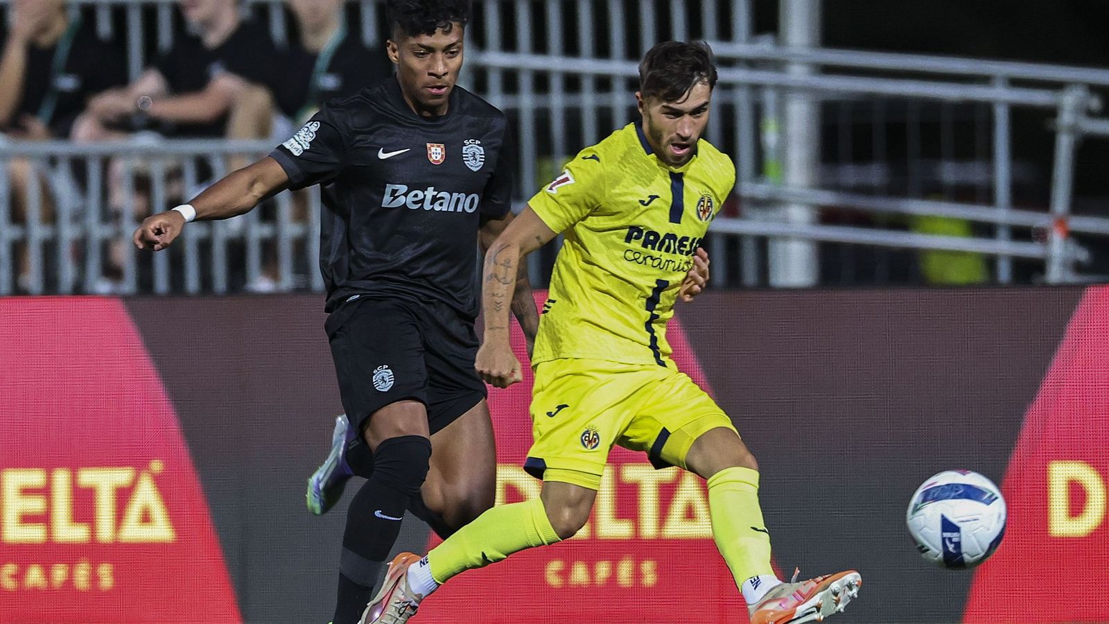 Adrià Altimira, nuevo jugador del Deportivo de La Coruña, en un partido con el Villarreal.