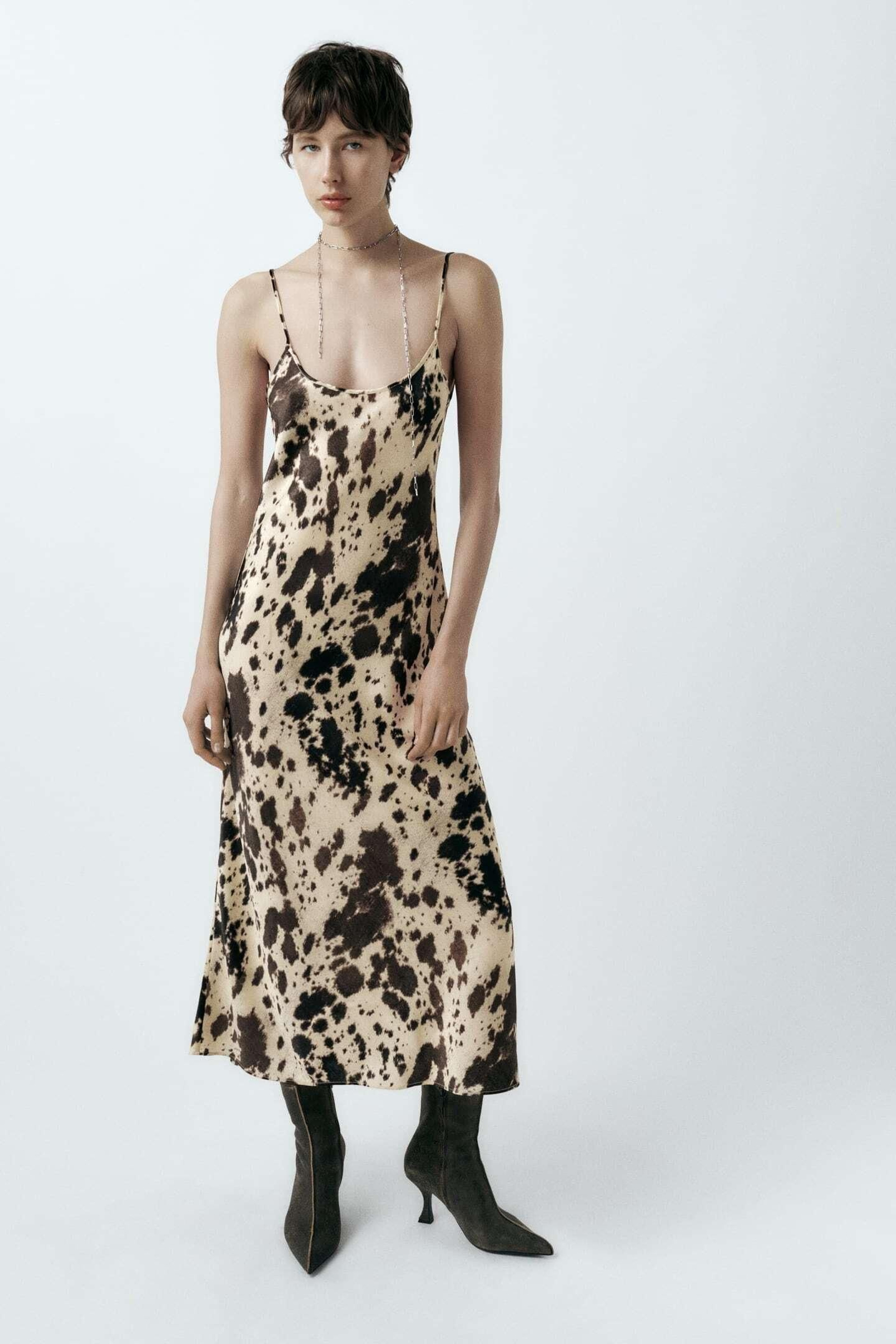 Vestido lencero en animal print de Zara.