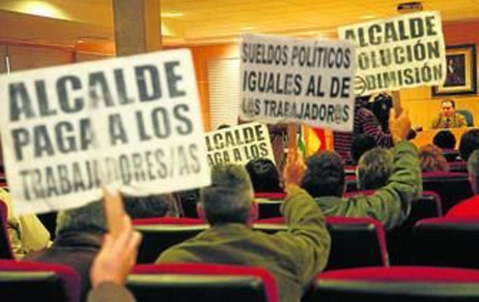 Trabajadores reclamando en el Pleno sus nóminas.