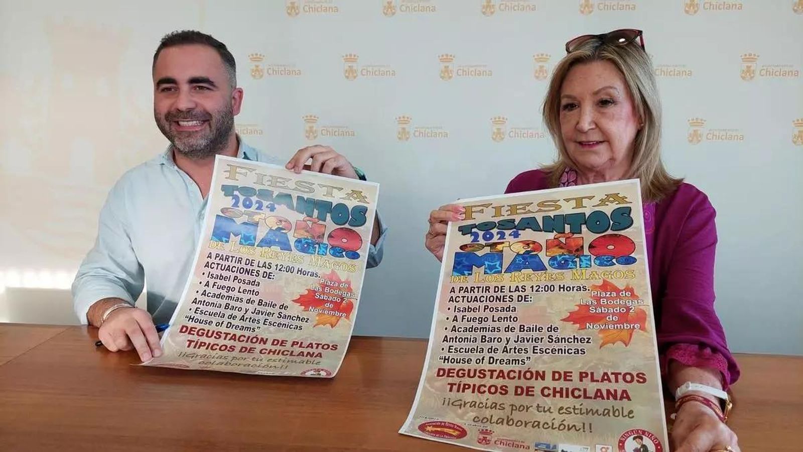 Fede Díaz junto a Juani Verdugo presentan el cartel promocional de la fiesta otoñal.