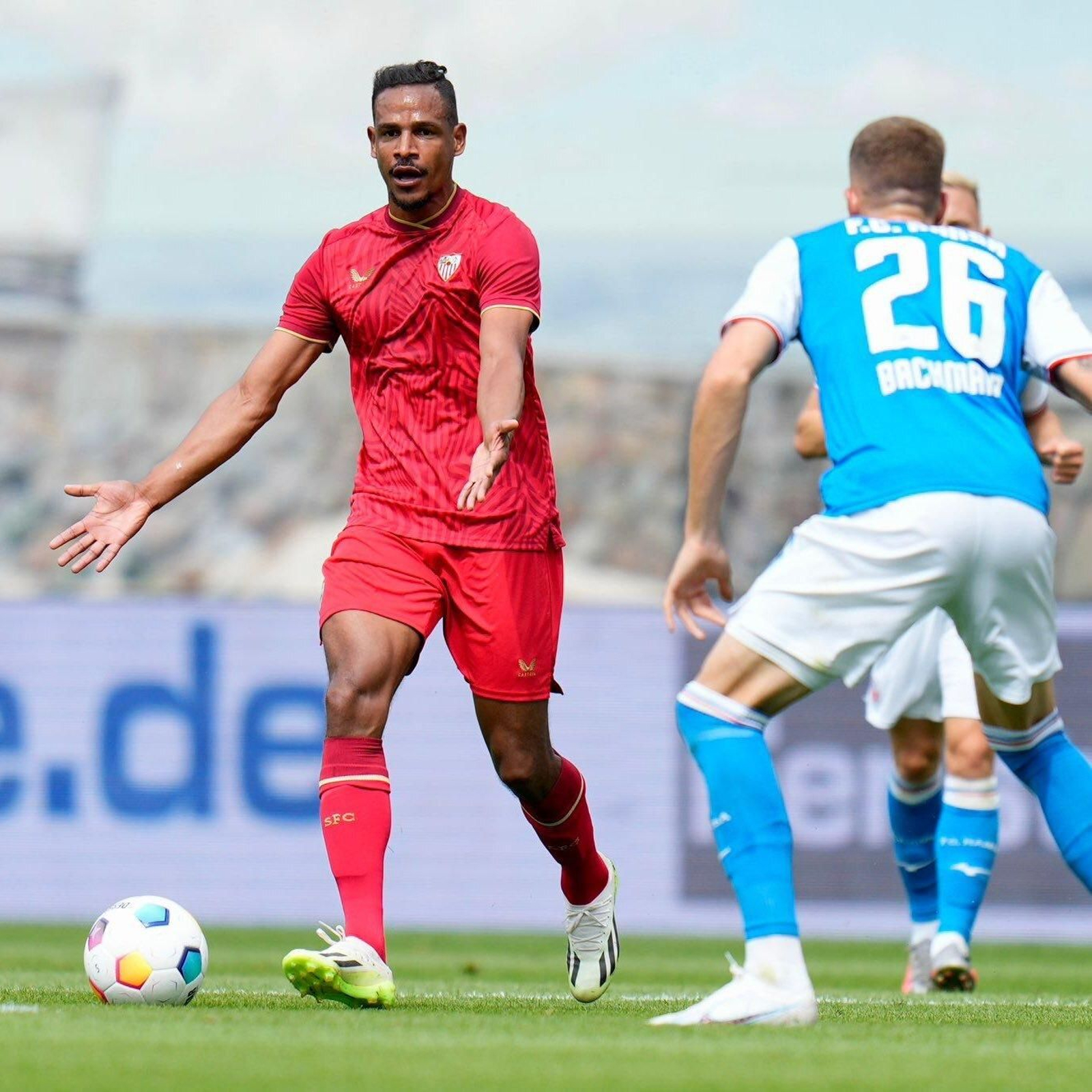 Fernando pide una línea de pase para mover el balón.