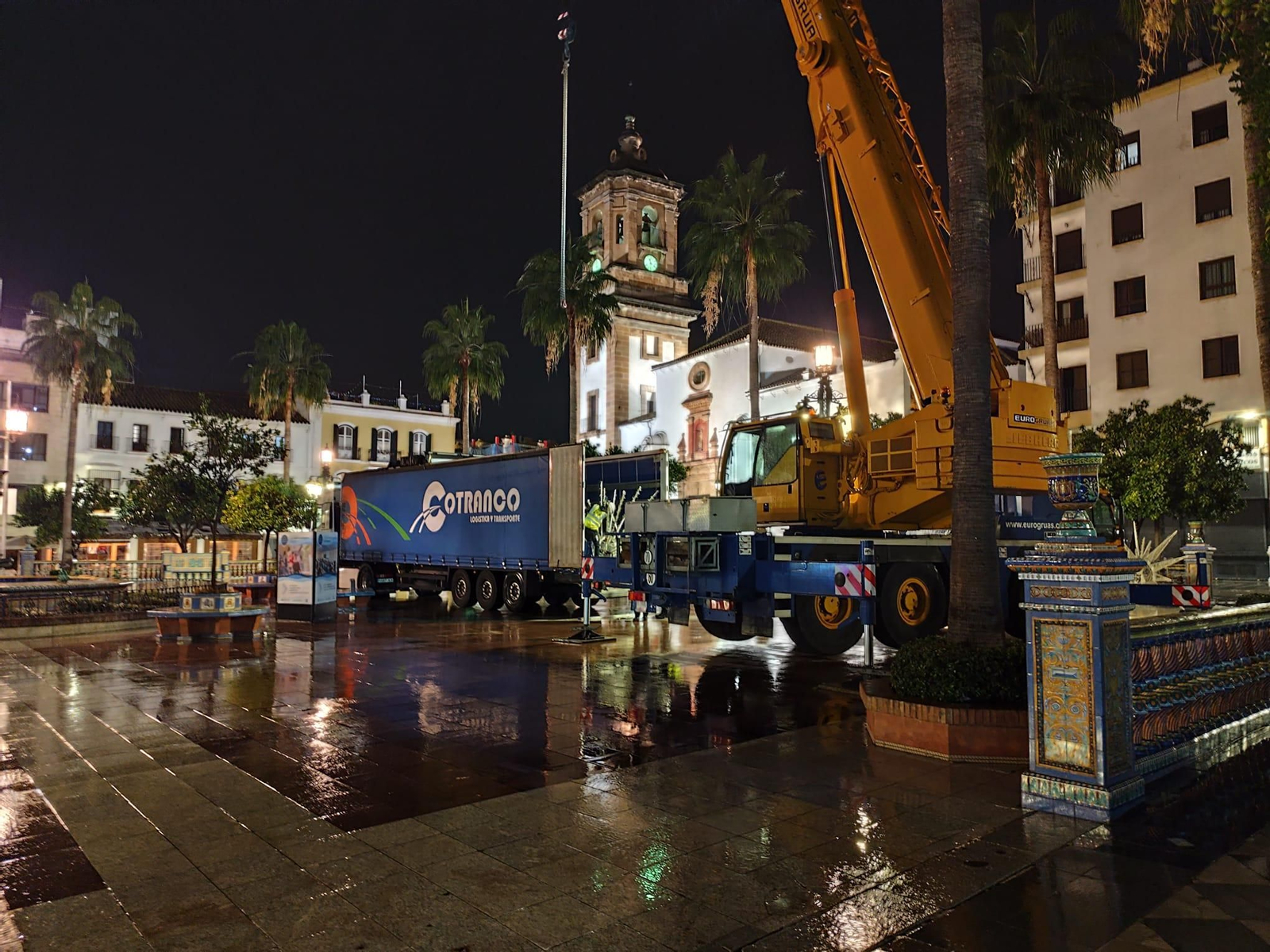 El montaje del alumbrado de Navidad en Algeciras, este lunes.