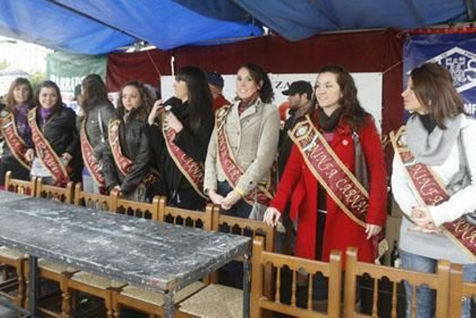 La lluvia no impidió que la ostionada siguiera adelante, actuaciones incluidas, pero sí propició la estampa de la Plaza de San Antonio casi vacía

Foto: Joaquin Pino