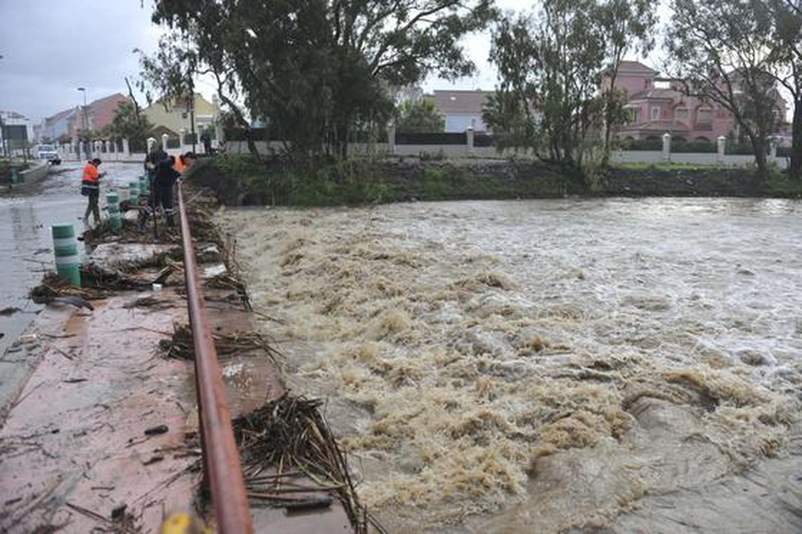 El río Guadaiza, desbordado en Marbella.

Foto: Migue Fernández, Sergio Camacho, Agencias