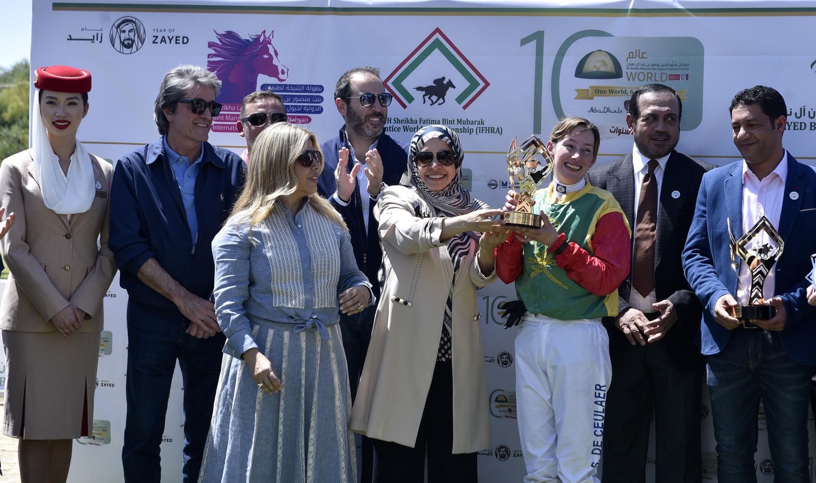 La amazona Sanne de Ceulaer recibe el premio como ganadora de la primera prueba.