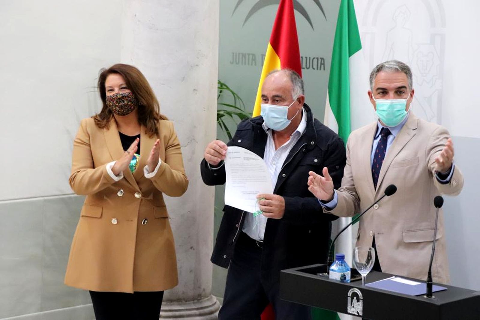 Elías Bendodo y Carmen Crespo entregan una autorización para los regantes del Sur del Guaro.
